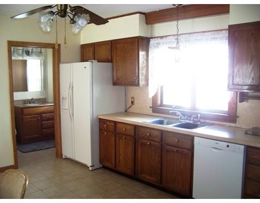 11 Acton St, Springfield, MA 01151 photo 4