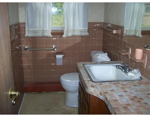 2 Wayne Ct, Holyoke, MA 01040 photo 8