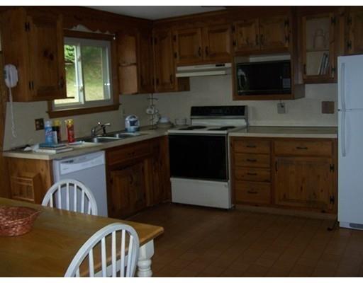 2 Wayne Ct, Holyoke, MA 01040 photo 5
