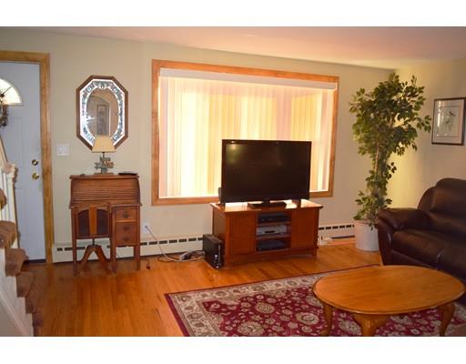 63 Glenham St, Springfield, MA 01104 photo 3