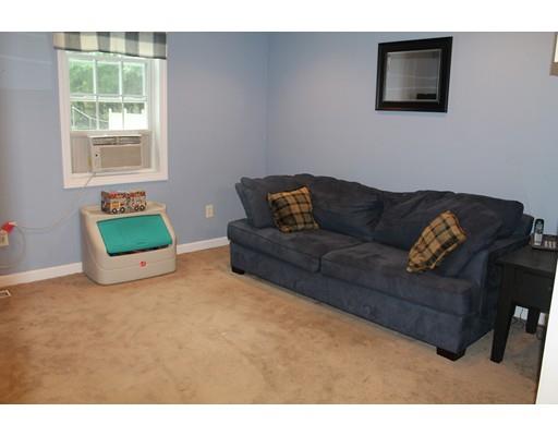 17 Picadilly St, Upton, MA 01568 photo 6