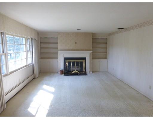 8 Emerson St, Springfield, MA 01118 photo 3