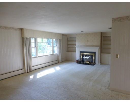 8 Emerson St, Springfield, MA 01118 photo 4