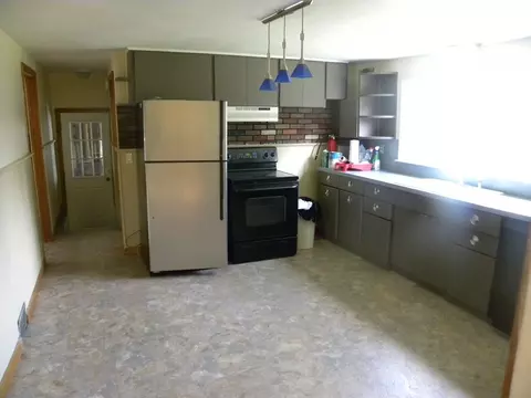 27 Biella St, Springfield, MA 01104 photo 4