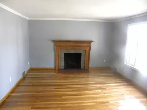 27 Biella St, Springfield, MA 01104 photo 2