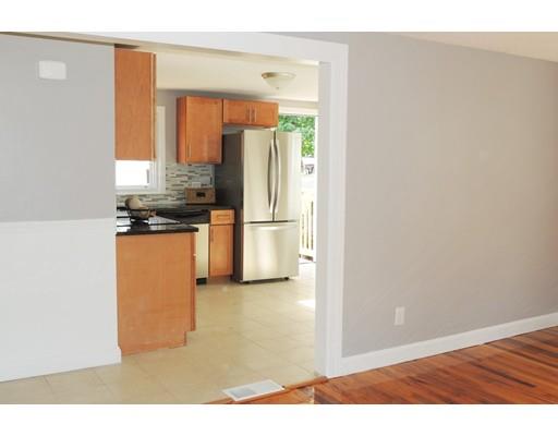 55 Linnell St, Springfield, MA 01104 photo 4