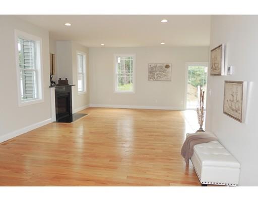 59 Alwin Pl, Springfield, MA 01128 photo 3