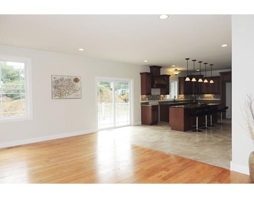 59 Alwin Pl, Springfield, MA 01128 photo 5