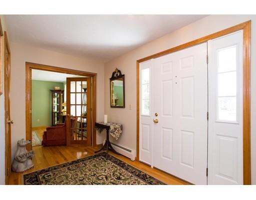 8 Pierce Ln, Upton, MA 01568 photo 3