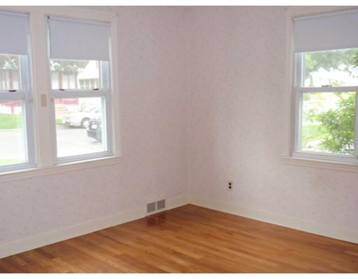 76 Merida St, Springfield, MA 01104 photo 2