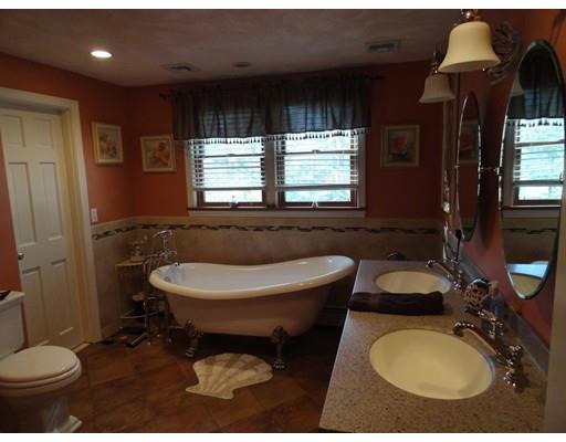 2 Fieldstone Dr, Stoneham, MA 02180 photo 9