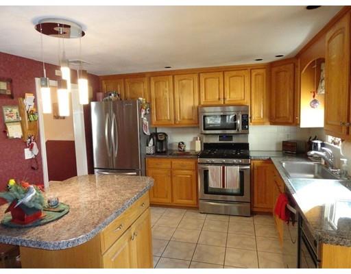 2 Fieldstone Dr, Stoneham, MA 02180 photo 4