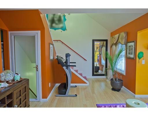 51 Howes St, Springfield, MA 01118 photo 6