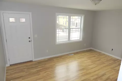 92-94 Manhattan St, Springfield, MA 01109 photo 3