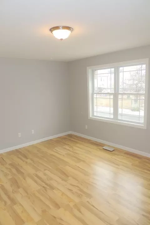 92-94 Manhattan St, Springfield, MA 01109 photo 4