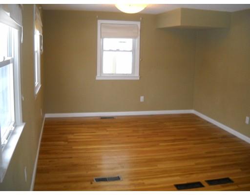 114 Endecott St, Springfield, MA 01118 photo 4