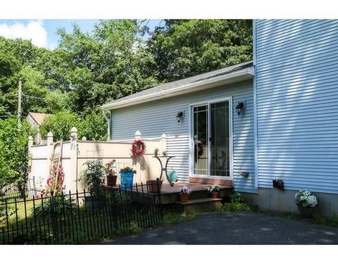 98 Carr St, Springfield, MA 01118 photo 3