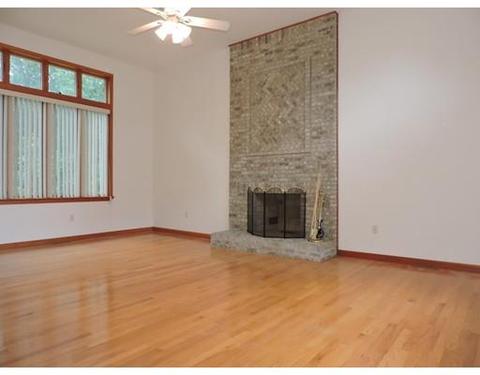 33 Dinis St, Ludlow, MA 01056 photo 4