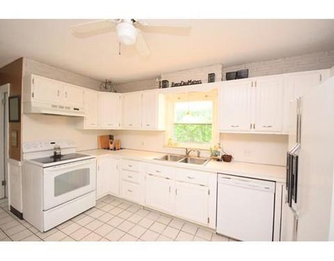 26 Macomber Ave, Springfield, MA 01119 photo 4
