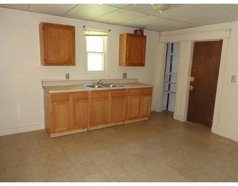 39 Ralph St, Springfield, MA 01109 photo 2