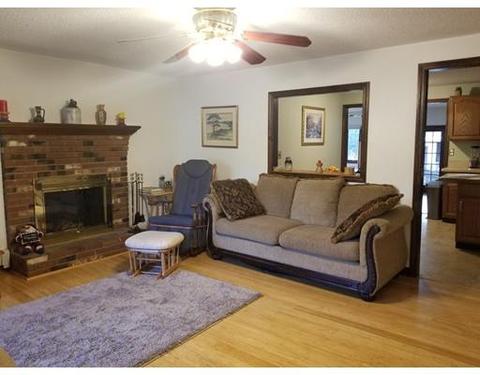 8 Robin Rd, Easthampton, MA 01027 photo 3