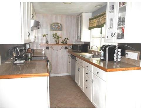 75 Bartels St, Springfield, MA 01128 photo 8