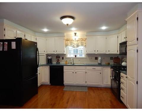 17 Walnut St, Danvers, MA 01923 photo 2