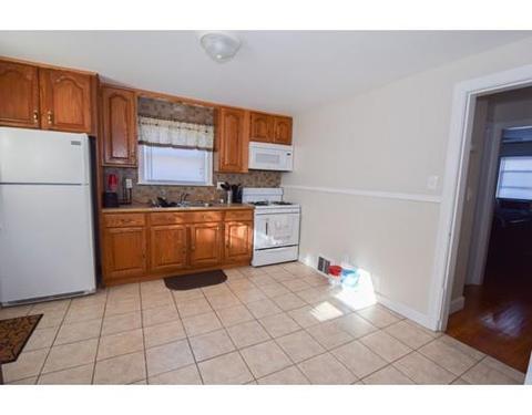30 Thornton St, Springfield, MA 01104 photo 5