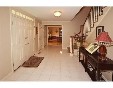 32 Eaglebrook Dr, Somers, CT 06071 photo 2