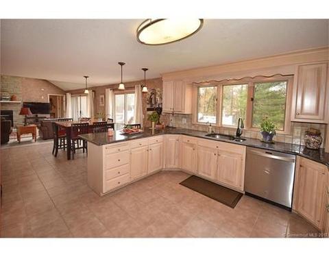 32 Eaglebrook Dr, Somers, CT 06071 photo 6