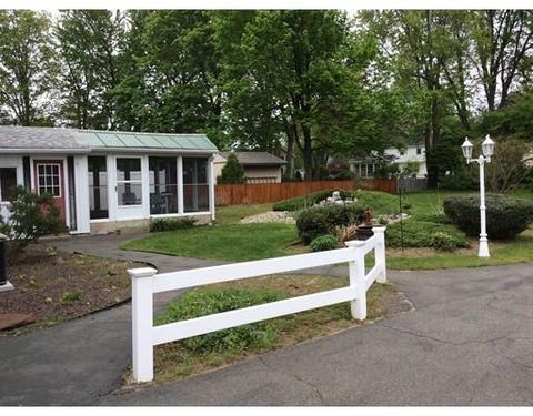 55 Fenway Dr, Springfield, MA 01119 photo 2
