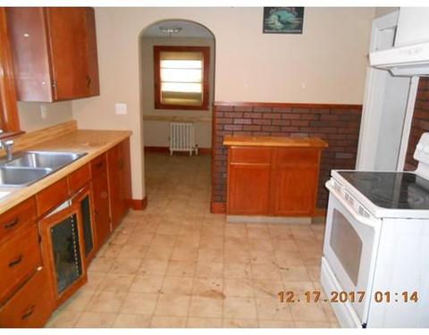 28 Kazbeck St, Springfield, MA 01151 photo 4