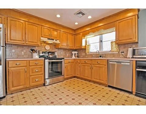 12 Squire Ct, Walpole, MA 02081 photo 2