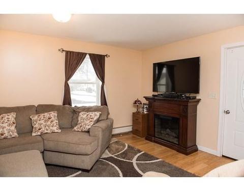 69 Arthur St, Chicopee, MA 01013 photo 4