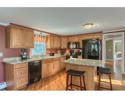 26 Townsend St, Pepperell, MA 01463 photo 3