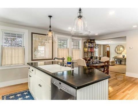 84 Pleasant St, Marblehead, MA 01945 photo 2