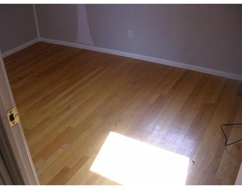 125 Rochford Cir, Springfield, MA 01128 photo 4
