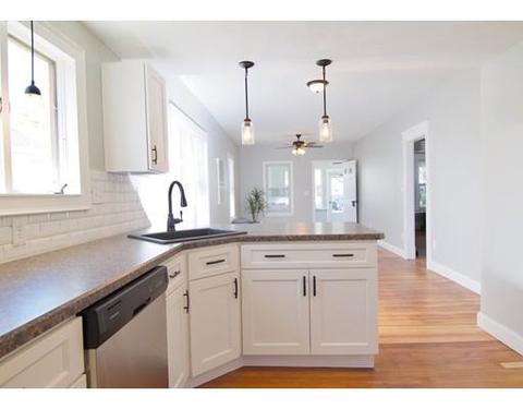 77 Huron St, Springfield, MA 01104 photo 2