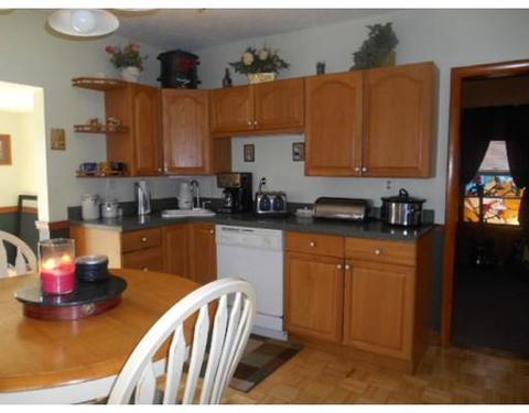 32 Thorne St, Worcester, MA 01604 photo 9