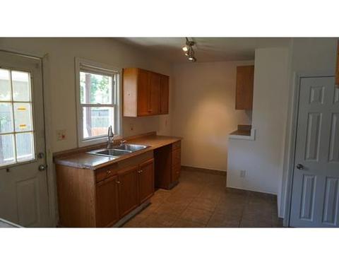 52 Emily St, Springfield, MA 01109 photo 2
