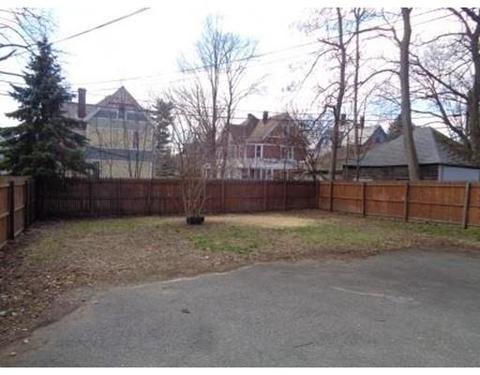 144 Buckingham St, Springfield, MA 01109 photo 2