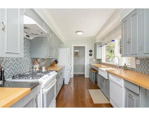 18 Gregory St, Marblehead, MA 01945 photo 7