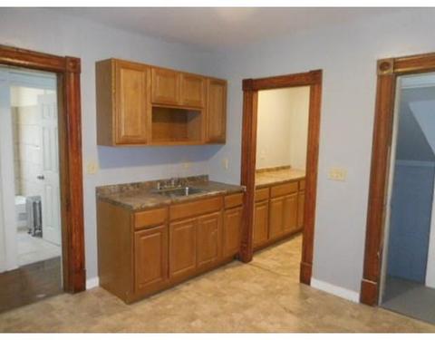 31 Daytona St, Springfield, MA 01108 photo 4