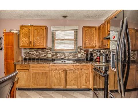 137 Avery St, Springfield, MA 01119 photo 2