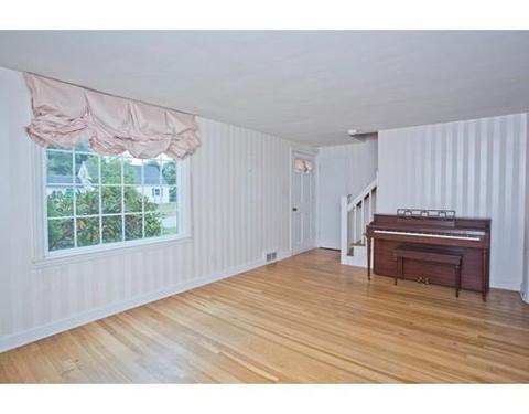 140 Maebeth St, Springfield, MA 01119 photo 9