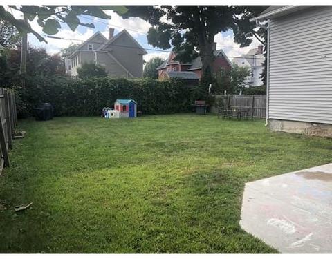 35 Taylor St, Holyoke, MA 01040 photo 2