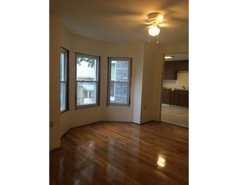 35 Taylor St, Holyoke, MA 01040 photo 4