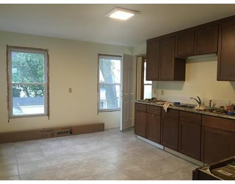 35 Taylor St, Holyoke, MA 01040 photo 6