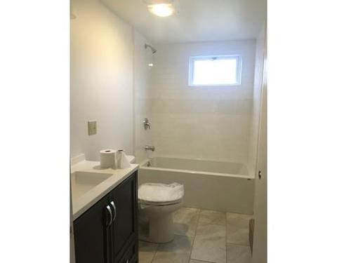 35 Taylor St, Holyoke, MA 01040 photo 8