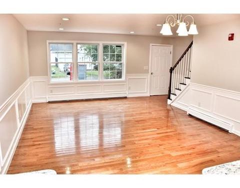 11 S Maxwell Ct, Worcester, MA 01607 photo 4